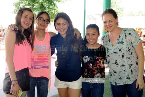 05062015 EN UN EVENTO ESCOLAR.  Anilú, Sofía, Alicia, Pamela y Bertha.