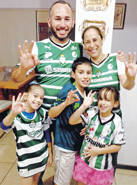 07062015 EN FAMILIA.  Érick, Vanessa, Diego, Andrea y Daniela Rodríguez Ortiz, laguneros radicados en Querétaro, santistas de corazón.