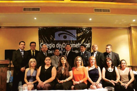 07062015 EN RECIENTE CEREMONIA.  Integrantes del Colegio de Optometristas del Estado de Coahuila en la ceremonia de cambio de mesa directiva 2015.