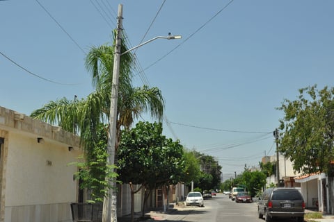 En la colonia Navarro sobre la calle Río Jordán, entre las calles Río Pánuco y Río Lerma se detectó una lámpara Led encendida a plena luz del día.