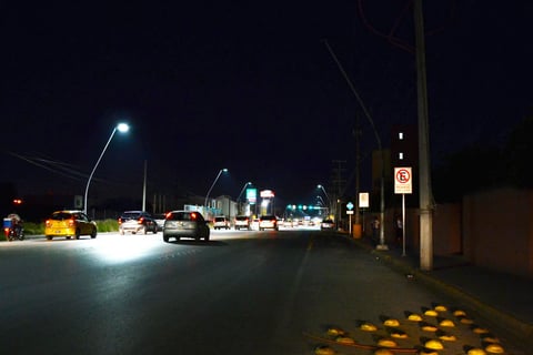 El acceso al Hospital Ángeles se encuentra a oscuras; las nuevas lámparas no han llegado.