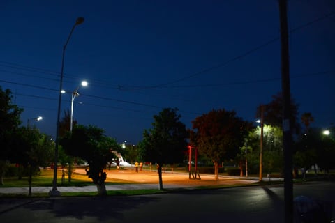 La Plaza Madero es uno de los sectores con la mitad del servicio en donde las lámparas viejas no se encienden.