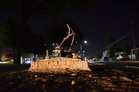 Aunque el bulevar Fundadores de la colonia Rincón La Merced ya cuenta con el nuevo sistema de alumbrado, no han repuestos aquellos que fueron derribados por accidentes, así lo demuestran los cables expuestos.