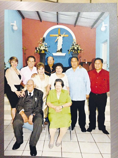 10062015 70 AñOS JUNTOS.  Jesús de la Rosa Ramírez y Micaela Godoy de De la Rosa celebraron su 70 aniversario de casados. En la imagen, los acompañan sus hijos: Claudia Jaqueline, José Luis, Hilda, Consuelo, Adrián, Jesús y Jaime de la Rosa Godoy.