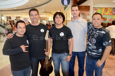 10062015 Jorge Ruelas con sus alumnos.