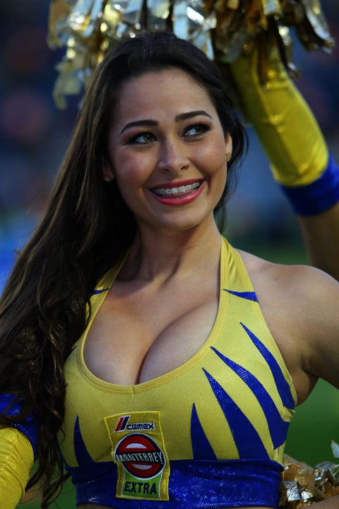 La sonrisa que enamora de la porrista de Tigres.