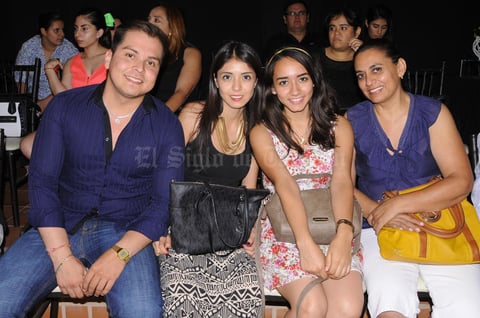 12062015 Édgar Herrera, Yareli Contreras, Daniela Flores y  Laura de Flores.
