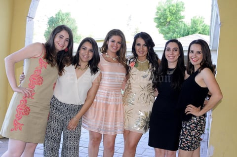 12062015 A UN PASO DEL ALTAR.  Zaira Pamela acompañada por algunas de sus amigas.