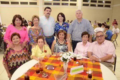 12062015 Carmelita Máynez Durán acompañada de su familia.