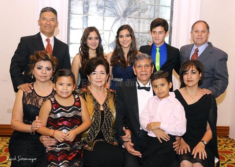 Irene y Javier Bollainygoitia acompañados de sus hijas y nietos.