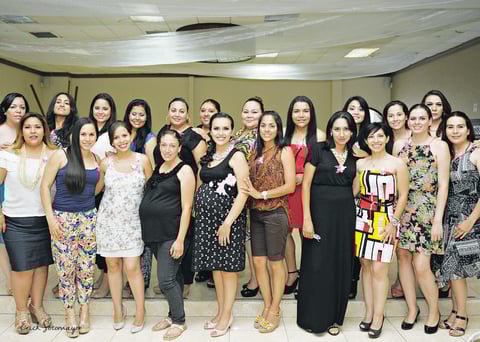 14062015 Amigas y familiares de la futura mamá llegaron a felicitarla y desearle lo mejor para el nacimiento de su primer bebé.