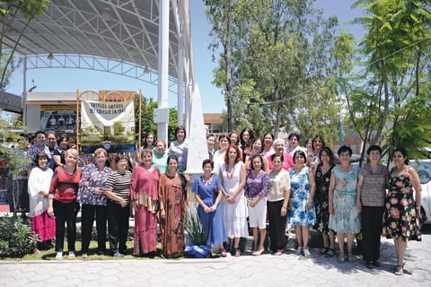15062015 DE FIESTA.  Exalumnas del Colegio Isabel La Católica en el festejo con motivo del aniversario número cien del plantel educativo.