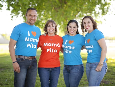 Feliz cumpleaños. María Guadalupe con sus  hijos, Luis, Lupita y Sandra