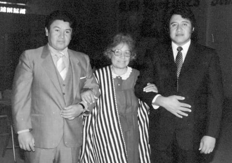 Celebrando en familia el Sr. Longinos, Sra. Catalina Meraz (f) y el Sr. Gabriel, hace algunos años