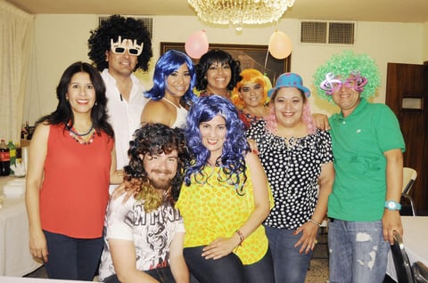 16062015 CUMPLEAñOS FELIZ.  Alejandra Torre Galindo celebró en grande su cumpleaños con una divertida fiesta de pelucas. En la fotografía, la acompañan algunos de los invitados a la divertida celebración.