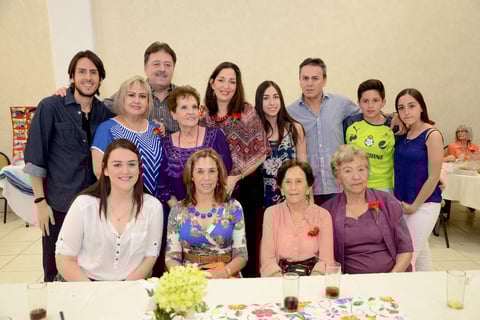 16062015 GRATOS MOMENTOS.  Enriqueta y Chela con sus familiares disfrutando de una amena celebración en la Estancia Más Vida.