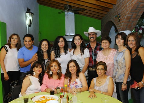 16062015 FELIZ CUMPLE.  Nidia, acompañada de sus amistades y familiares, en el festejo por sus 50 años de vida.