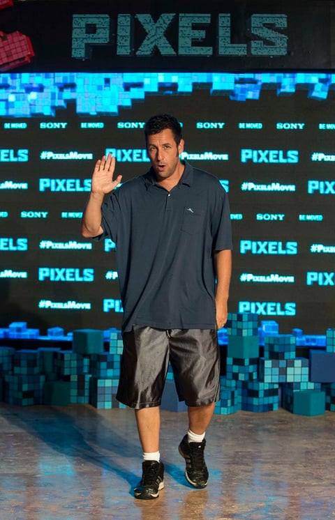 Adam Sandler posó ante la prensa mexicana en la presentación de Pixels en Cancún.