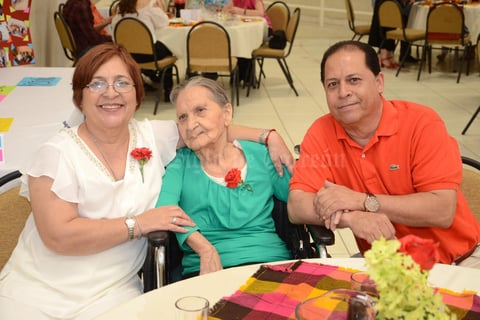 17062015 EN UNA COMIDA.  María Teresa, María Luisa y Roberto.