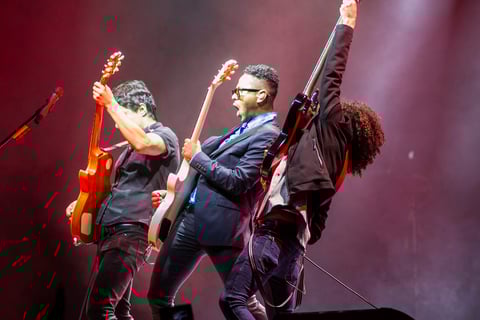 El tour "Cena Para Desayunar" de Kalimba llenó de baile y éxitos al Pepsi Center.
