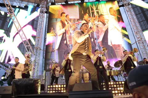 La Banda el Recodo sorprendió a los laguneros con un escenario de primer nivel que incluyó una gran pantalla.