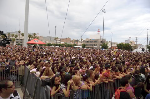 Un total de 65 mil habitantes de la región (cifra oficial) se congregaron en la plancha de concreto con el fin de cantar y bailar con la llamada "Madre de todas las bandas".