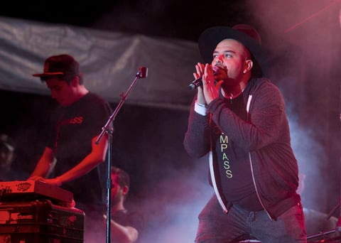 El público comenzó a bailar y cantar con entusiasmo a ritmo de temas como Me llama, Te andan buscando y I'am a soldier.
