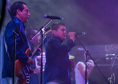 Los Ángeles Azules iniciaron su presentación con Entrega de amor y Mi único amor animando por completo a todos los asistentes.