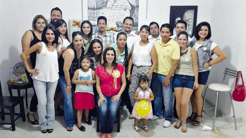 21062015 FIESTA DE CANASTILLA.  Ivette Ramos junto a sus compañeros de trabajo.