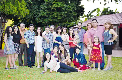 21062015 Karol Morales Ceballos en compañía de sus hijos: Jorge, Carlos, Miguel Ángel y Hugo, quienes hoy estarán celebrando el Día del Padre.
