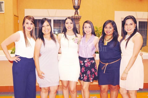 22062015 CERCA DEL ALTAR.  Jossy Alejandra Padilla Cervantes con sus amigas en su despedida de soltera.