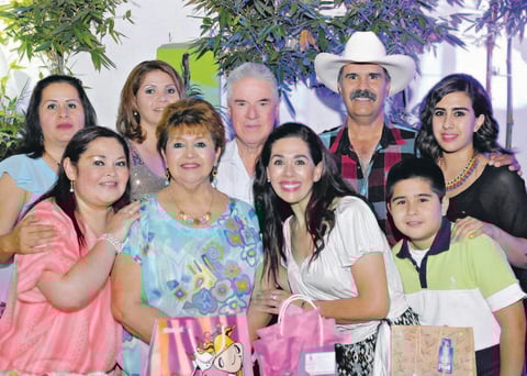 22062015 FELIZ CUMPLEAñOS.  Nidia, acompañada de sus amistades y familiares, en el festejo que se organizó por sus cinco décadas de vida.