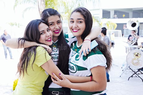 24062015 ENTRE AMIGAS.  Mariana, Karla y Sofía.