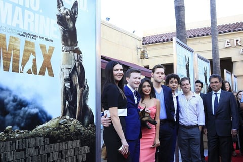 El elenco de Max acudió al estreno de la cinta en un evento celebrado en Los Ángeles.