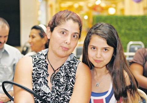 25062015 EN EL MALL.  Marcela y Marce.
