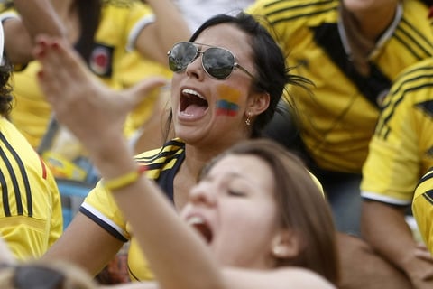 Apoyando al equipo con las porras.