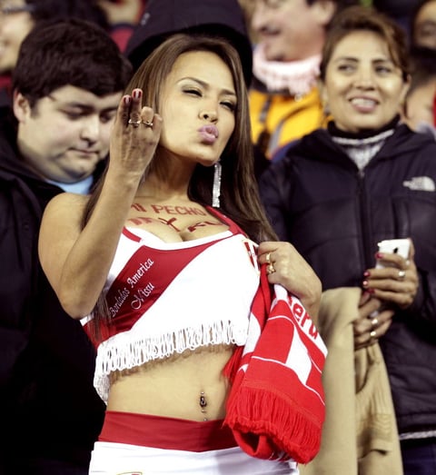 Repartiendo besos en la tribuna.
