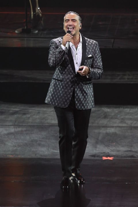 "Es un verdadero placer estar aquí con familia, amigos y por supuesto todos ustedes, estamos de regreso con mucho cariño con estas confidencias y ahora serán más reales que nunca", dijo el cantante a su público.