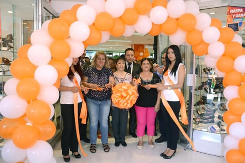 27062015 Contentos realizaron el corte de listón.