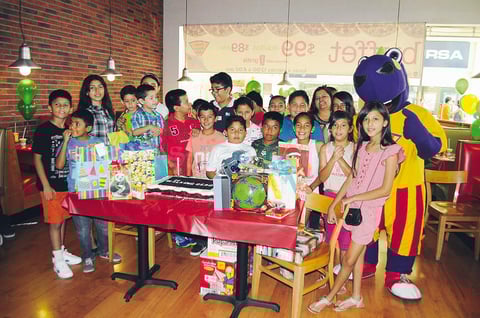 28062015 FESTEJA SU CUMPLE.  Julio Galvany Walss con sus amigos en su celebración por sus 10 años de vida.