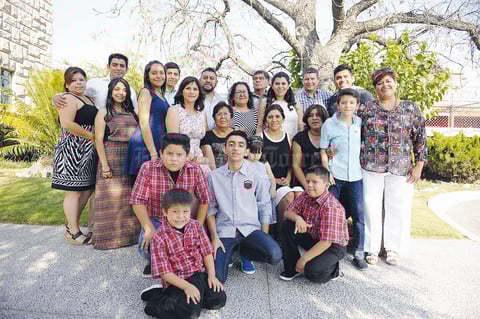 28062015 CONCLUYE UNA ETAPA.   Luisa Fernanda Parra Garibaldi en su graduación de Contaduría Pública. Ella es hija de María Guadalupe Parra Garibaldi y en la imagen la acompañan amigas y familiares.