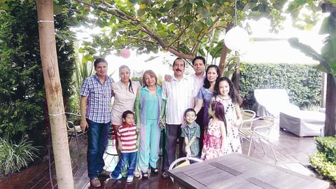 28062015 Con motivo del Día del Padre, en un ambiente de alegría, fue festejado el Lic. Raúl Muñoz de León. En esta hermosa postal, lo acompañan: su esposa, la Dra. Lupita Segovia Cuevas; sus hijos, Lic. Raúl Netzahualcóyotl y C.P. Cynthia Valeria; sus nietecitos, Mateo André y Pedrito, así como también el L.A.E. Pedro Castañeda Cruz y Psic. Katia Macías Gutiérrez y las niñas Fernanda y Victoria.