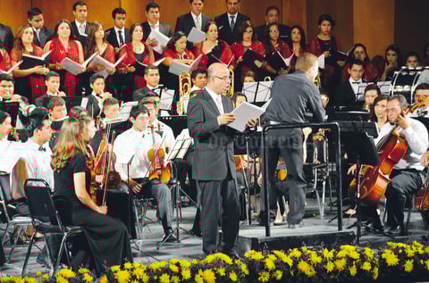 28062015  El Coro integrado por alumnos y exalumnos del Colegio América tomó parte en esta actividad cultural en días pasados.