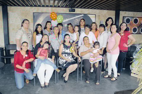 28062015 Las invitadas disfrutaron de una excelente tarde llena de alegría y buenos deseos para la homenajeada.