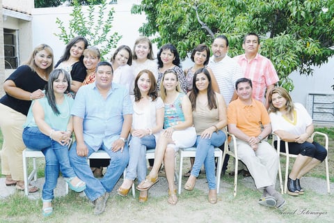 28062015 Exalumnos de la generación 1985-1988 de la Sec. Federal #1 Sección C se reunieron recientemente en la casa de Andrea Nava. Para este gran reencuentro, degustaron de una deliciosa comida, además de  disfrutar de una convivencia increíble, llena de gratos recuerdos.- Annel Sotomayor Fotografía