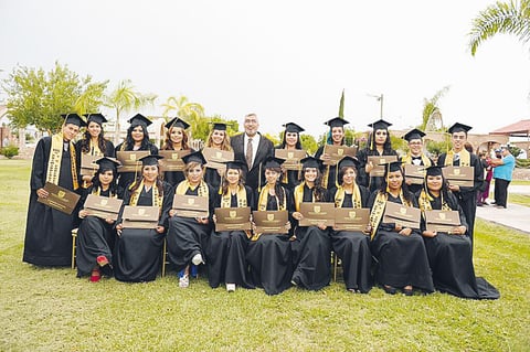 28062015 Graduados: Ricardo González Delgado, Jacqueline A. Zapata Ávila, Dania Facio Cervantes, Cristina I. Chávez Lara, Mónica A. Lozano Morales, K. Alejandra Colchado Guerrero, Isis Alemán Ramírez, Samantha A. Ortega Moreno, Sergio N. González Velázquez, Ricardo D. Ávila Santos, Nallely N. Velázquez Hernández, Valeria Ramírez Gutiérrez, Margarita Zárate Hernández, Ismene O. Moreno López, Itzel Quiñones López, Daniela Sánchez Lanzarín, Jessica Villalobos Moreno, Crisel Esmeralda Hernández Villegas y Gloria Iveth Flores Chavarría con el Dr. Juan Calvillo Hernández.- Érick Sotomayor Fotografía