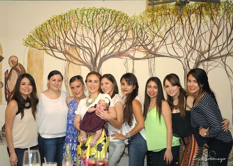 Con sus amigas y familiares.
