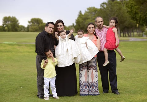 Los festejados con sus papás y hermanitos.