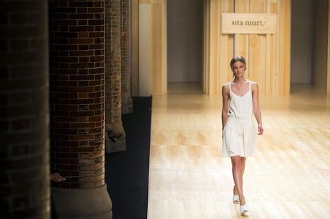 La modelo holandesa Ymre Stiekema durante el desfile de la diseñadora Sita Murt