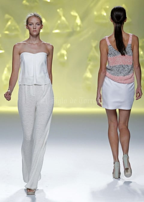 Con esta colección, la diseñadora redescubre los plisados en punto que, aplicados en vestidos y faldas, se convierten en protagonistas de la colección.